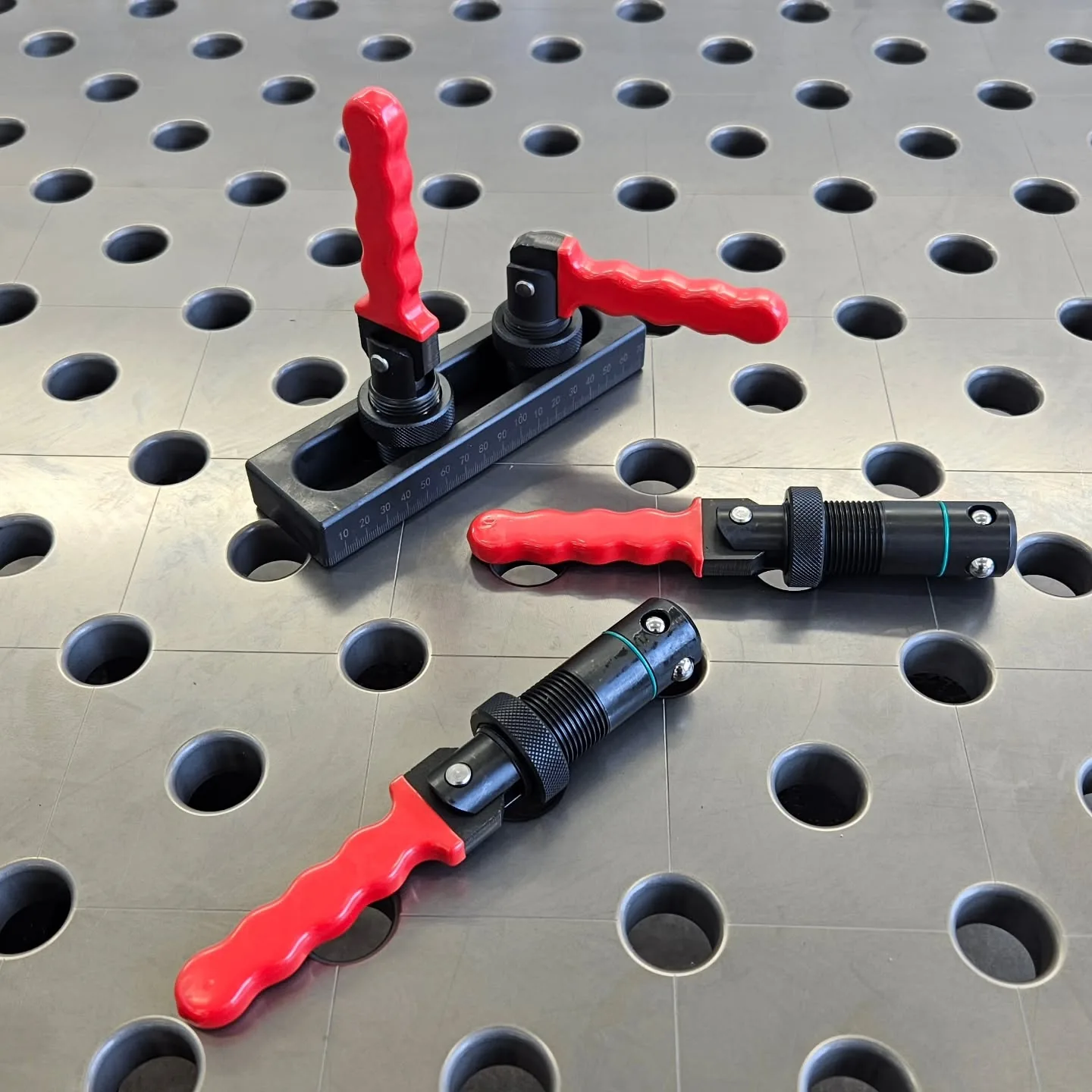 11-quick-locking-bolts-welding-table.webp