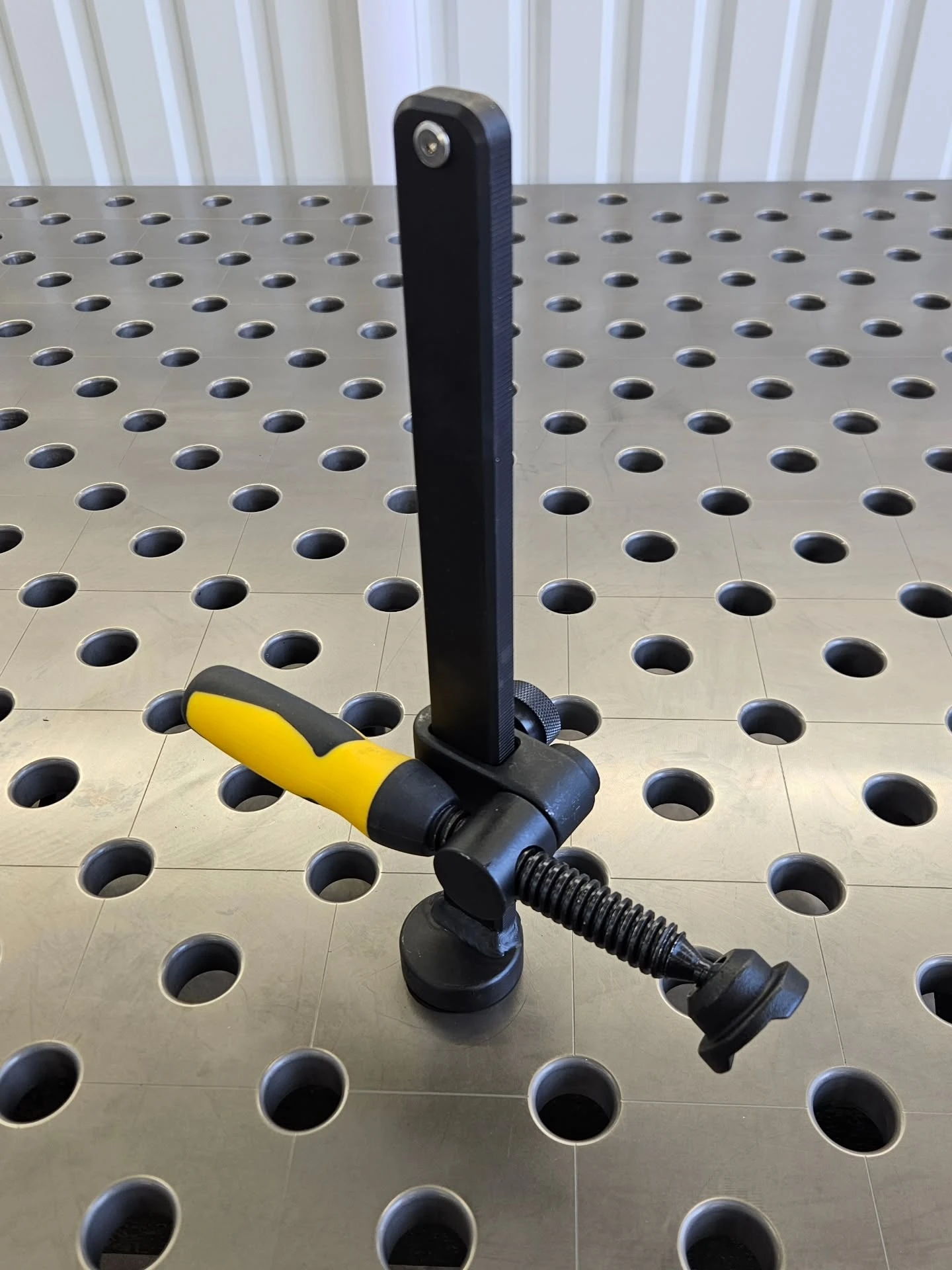 dct-toggle-clamp-side.webp